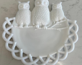 Plato de cristal opalino Westmoreland con tres búhos, decoración de pared, estilo MCM, cristal blanco vintage.