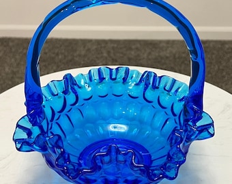 Cesta Fenton vintage de cristal azul colonial con borde ondulado y asa aplicada.
