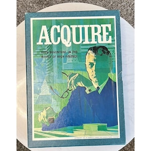 Pode incluir: Uma caixa de jogo de tabuleiro vintage intitulada "ACQUIRE" com uma borda verde-azulado. A capa apresenta um homem de terno segurando óculos, com o texto "HIGH ADVENTURE IN THE WORLD OF HIGH FINANCE". O fundo tem um esquema de cores verde e azul.