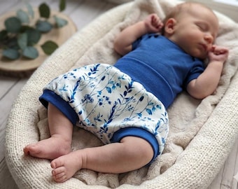 Pantalones cortos tipo harem de felpa francesa – Diseño floral azul – Pantalones de verano para bebés y niños – Tallas de la 56 a la 128, otros diseños también disponibles