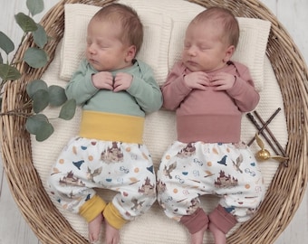 Baby Pumphose Zauberwelt aus French Terry – Größen 56–98 – Baby Hose Handmade – Mitwachshose – Optional Beanie Mütze & Halstuch –