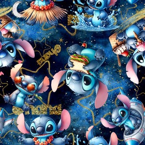 Può includere: Un motivo ripetuto con il personaggio alieno blu Stitch di Lilo & Stitch. Stitch è raffigurato in varie pose, alcuni con occhiali da sole o che mangiano un panino, su uno sfondo blu scuro a tema spaziale con accenti dorati.