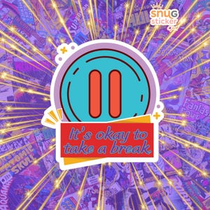 Könnte beinhalten: Ein Aufkleber mit einem türkisfarbenen Pausensymbol und zwei vertikalen orangefarbenen Rechtecken. Der Aufkleber hat den Text "It's okay to take a break" auf einem roten Banner. Der Hintergrund ist eine Collage aus Comic-Covern.