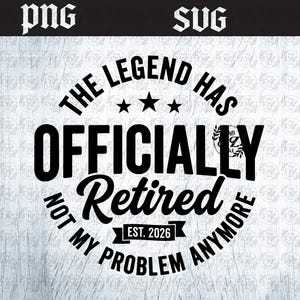 Puede incluir: Diseño gráfico en blanco y negro con el texto "THE LEGEND HAS OFFICIALLY RETIRED NOT MY PROBLEM ANYMORE EST. 2026". El diseño incluye estrellas y una corona de laurel. Los tipos de archivo son PNG y SVG.