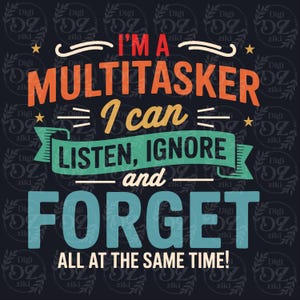 Puede incluir: Un diseño gráfico azul marino oscuro con el texto "I'M A MULTITASKER I can LISTEN, IGNORE and FORGET ALL AT THE SAME TIME!" en naranja, turquesa y blanco. El diseño incluye elementos decorativos y estrellas.