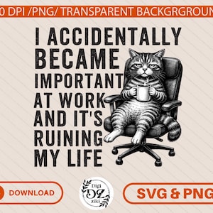 Puede incluir: Un diseño gráfico digital con una ilustración en blanco y negro de un gato atigrado sentado en una silla de oficina sosteniendo una taza de café. El texto dice: I ACCIDENTALLY BECAME IMPORTANT AT WORK AND IT'S RUINING MY LIFE. Incluye formato de archivo.