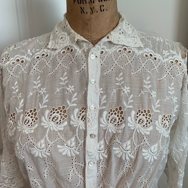 Vintage 1910s antique Edwardian white cotton eyelet short sleeve shirtwaist with mother of pear buttons and tie back at waist-size M-L