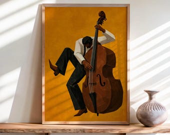 Puede incluir: Una lámina artística vertical enmarcada que muestra la ilustración estilizada de una persona tocando un contrabajo marrón. La figura viste una camisa blanca de manga larga y pantalones oscuros sobre un fondo de color amarillo mostaza.