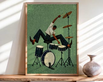 Puede incluir: Una lámina artística enmarcada que muestra a un baterista con camisa blanca y pantalones oscuros tocando una batería con bombo, dos toms y platillos. La ilustración se presenta sobre un fondo verde texturizado, capturando al músico en movimiento.