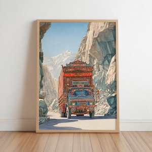 Pode incluir: Pintura em aquarela de um caminhão ricamente decorado dirigindo por uma passagem de montanha. O caminhão é adornado com detalhes intrincados em vermelho e dourado. A obra de arte é emoldurada em uma moldura de madeira.