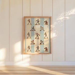 Pode incluir: Uma impress&atilde;o retangular emoldurada apresentando doze ilustra&ccedil;&otilde;es de estilo vintage de jogadores de beisebol em v&aacute;rias poses de a&ccedil;&atilde;o, incluindo rebater, arremessar e defender, contra um fundo de listras verticais alternadas em azul claro e creme.