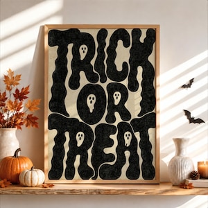 Può includere: Una stampa artistica da parete rettangolare incorniciata con il testo TRICK OR TREAT in grandi lettere nere ondulate su sfondo color crema. Cinque piccole figure bianche simili a fantasmi con occhi e bocche neri sono integrate nelle lettere.