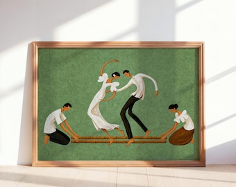 Puede incluir: Una lámina enmarcada sobre fondo verde que representa una escena de baile tradicional. Dos figuras con blusas blancas y pantalones oscuros bailan sobre dos varas de bambú, mientras otras dos se arrodillan en los extremos para sujetarlas.