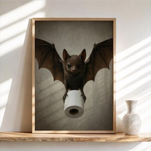 Può includere: Una stampa artistica incorniciata raffigurante un pipistrello marrone scuro con grandi orecchie e ali spiegate. Il pipistrello stringe tra gli artigli un singolo rotolo di carta igienica bianca. Lo sfondo è di un tono grigio neutro e tenue.