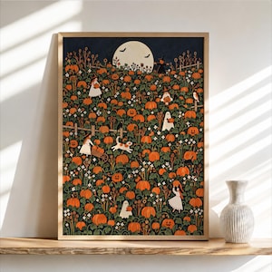 Könnte beinhalten: Ein gerahmter vertikaler Kunstdruck, der ein nächtliches Kürbisfeld unter einem Vollmond zeigt. Die Illustration enthält zahlreiche orangefarbene Kürbisse, weiße Geister, Gestalten in weißen Kleidern, einen rennenden Hund und schwarze Katzen.