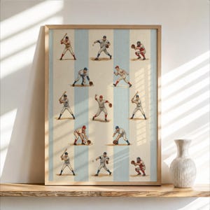 Pode incluir: Uma impress&atilde;o de arte emoldurada apresentando uma grade de doze ilustra&ccedil;&otilde;es de estilo vintage de jogadores de beisebol em v&aacute;rias poses de a&ccedil;&atilde;o, incluindo rebater, arremessar e defender, contra um fundo de listras azul-claras e creme.