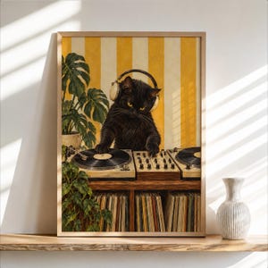Könnte beinhalten: Ein gerahmter Wandkunstdruck, der eine schwarze Katze mit Kopfhörern zeigt, die ein DJ-Plattenspieler-Setup bedient. Die Katze befindet sich vor einer gelb-weiß gestreiften Wand, mit einer grünen Topfpflanze und Schallplatten darunter.