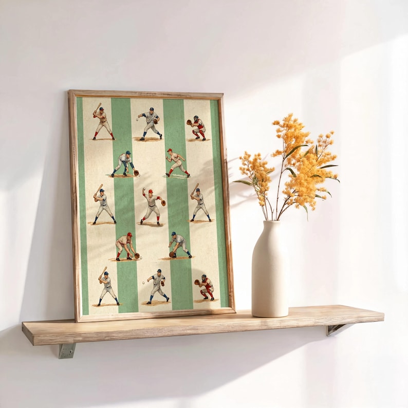 Pode incluir: Uma impress&atilde;o vertical emoldurada apresentando uma grade de doze jogadores de beisebol em estilo vintage em v&aacute;rias poses de a&ccedil;&atilde;o, incluindo rebatidas e defesa, contra um fundo de listras verticais alternadas em creme e verde s&aacute;lvia.
