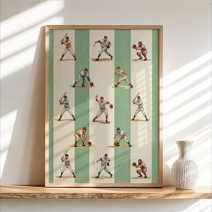 Pode incluir: Um cartaz vertical emoldurado apresentando uma s&eacute;rie de doze ilustra&ccedil;&otilde;es de jogadores de beisebol em estilo vintage em v&aacute;rias poses de a&ccedil;&atilde;o, incluindo rebater, arremessar e defender, dispostas sobre um fundo de listras alternadas em creme e verde s&aacute;lvia.