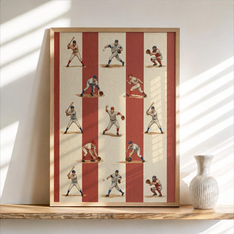 Pode incluir: Um cartaz vertical emoldurado apresentando doze ilustra&ccedil;&otilde;es de jogadores de beisebol em v&aacute;rias poses de a&ccedil;&atilde;o, incluindo rebater, arremessar e defender. O fundo consiste em listras verticais alternadas nas cores creme e vermelho suave.