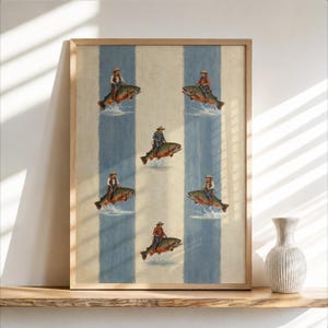 Puede incluir: Una lámina de arte enmarcada con un patrón repetitivo de cinco figuras con sombreros de vaquero y ropa del oeste, cada una montada sobre una trucha grande. El fondo consiste en rayas verticales alternas de color crema y azul apagado.