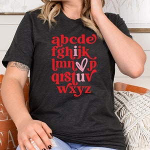 Camiseta con el alfabeto Love, camiseta romántica rosa y roja, te quiero, regalo para parejas, camiseta para el día de San Valentín, camiseta con la frase "te amo"