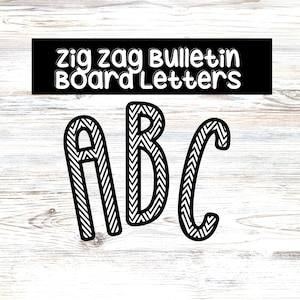 Może przedstawiać: Czarno-białe litery z wzorem zygzakowatym, które tworzą napis "ABC". Litery znajdują się na białym drewnianym tle. Tekst "Zig Zag Bulletin Board Letters" znajduje się nad literami.