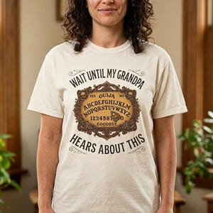 Warten Sie, bis mein Opa davon hört, Ouija Board Dark Humor Shirt, Verlust von Opa Geschenk, Großeltern-Denkmal