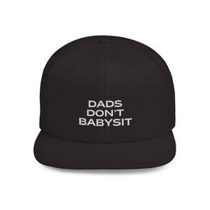 Puede incluir: Gorra de béisbol negra con texto bordado en blanco que dice "DADS DON'T BABYSIT"
