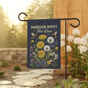 Puede incluir: Una bandera de jardín azul marino con el texto "DANDELION BUFFET For Bees" y una ilustración floral. La ilustración presenta dientes de león amarillos, dientes de león blancos, abejas y otras flores silvestres. La bandera se muestra en una estaca de jardín de metal negro.