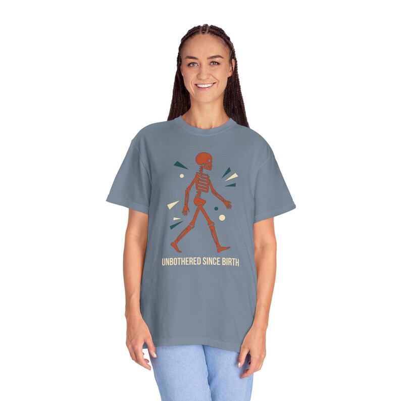 Koszulka z motywem szkieletu „Unbothered Since Birth”, zabawna koszulka z czarnym humorem i wiedźmą, sarkastyczny prezent ze szkieletem, miękka koszulka z gotycką grafiką, wyjątkowy prezent dla niej zdjęcie 2