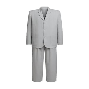 Può includere: Un completo grigio chiaro, composto da una giacca a tre bottoni con due tasche anteriori e pantaloni abbinati. Il completo è realizzato in un tessuto tinta unita e viene presentato su sfondo bianco. Il completo è uno stile classico.