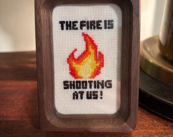 The Office - ¡El fuego nos está disparando! Descarga el patrón de punto de cruz.