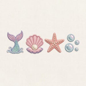 Op de afbeelding: Een geborduurde patchset met een zeemeerminstaart met paarse en groenblauwe schubben, een roze schelp met een witte parel, een roze zeester met witte stippen en vier ronde blauwe bubbels op een lichte, gebroken witte stoffen achtergrond.