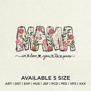 以下が含まれることがあります： ピンク、オレンジ、緑の花柄で埋められた、大きく様式化された文字で「MAMA」という言葉が刺繍されたデザイン。 下には「we love you to pieces」というフレーズが筆記体で書かれています。 デザインはクリーム色の背景にあります。