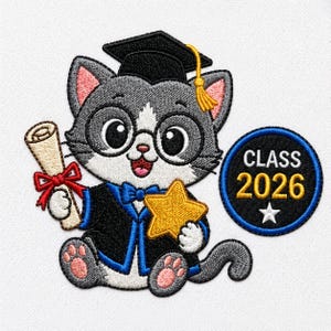 Könnte beinhalten: Gestickter Aufnäher mit einer Cartoon-Katze, die eine Abschlusskappe und einen Talar trägt und eine Urkunde und einen goldenen Stern hält. Der Aufnäher enthält den Text "CLASS 2026" in einem kreisförmigen Design. Die Katze ist grau, weiß und rosa.