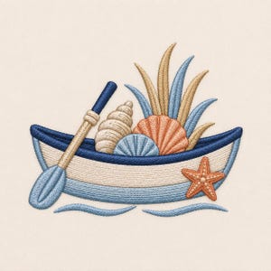 Puede incluir: Un diseño de bordado que muestra un pequeño bote en tonos azul y crema, que contiene una colección de conchas marinas, una estrella de mar y hierba alta. Un remo azul y beige descansa sobre el bote, situado sobre olas bordadas en azul.