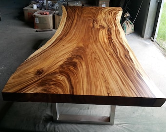 Tavolo da pranzo artigianale da 3 metri in acacia dorata con bordo naturale e gambe in acciaio inossidabile.