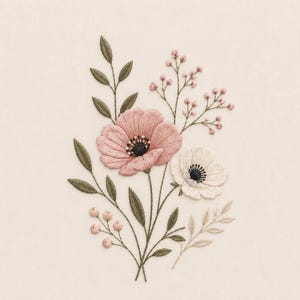 Könnte beinhalten: Gesticktes Blumendesign mit einer rosa Anemonenblume mit schwarzem Zentrum, einer weißen Anemone und zarten rosa Beeren. Die Blätter sind olivgrün und der Hintergrund ist ein weiches Beige.