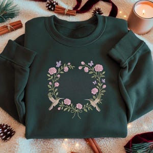 Delicado diseño de bordado de corona floral, marco circular de flores minimalista, elegante archivo de bordado a máquina, descarga instantánea