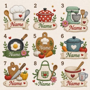 Puede incluir: Diseños bordados con temática de cocina que incluyen un gorro de chef, ollas, una batidora, una sartén con un huevo, tablas de cortar, un delantal y un cuenco. Cada diseño tiene una pancarta con "Name" y un corazón.