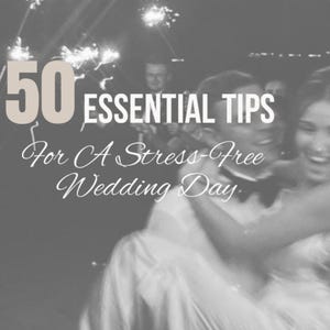Puede incluir: Imagen monocromática con texto que dice "50 consejos esenciales para un día de boda sin estrés". Hay bengalas encendidas en el fondo. Una pareja se abraza, se ve el vestido de la novia. Tema de boda.