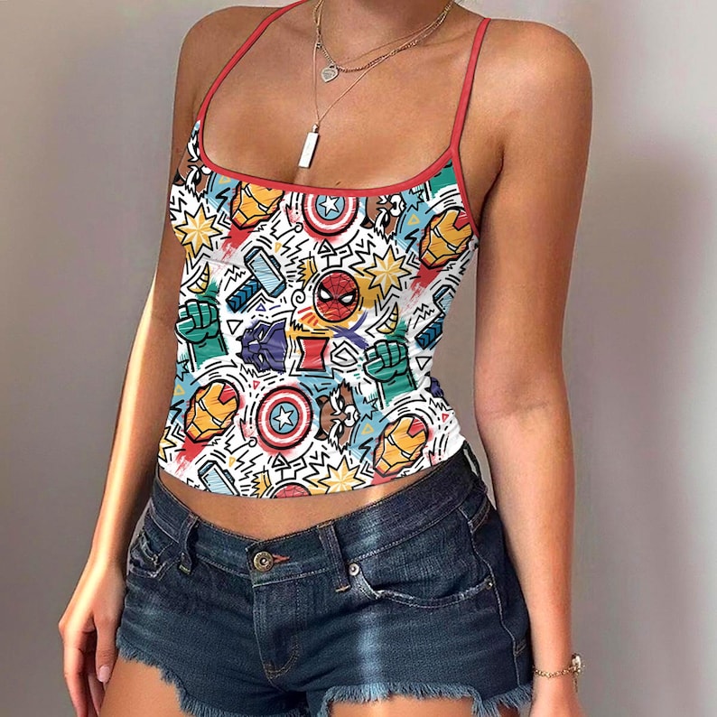 K&ouml;nnte beinhalten: Ein wei&szlig;es Tanktop mit rotem Besatz und Tr&auml;gern, das ein farbenfrohes Comic-Design aufweist. Der Druck zeigt Bilder von Superhelden wie Iron Man, Captain America und Spider-Man sowie Comic-Soundeffekte.