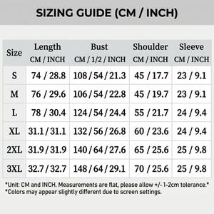 Puede incluir: Una tabla de gu&iacute;a de tallas en blanco y negro con columnas para longitud, busto, hombros y mangas en cent&iacute;metros y pulgadas. La tabla enumera tallas desde la S hasta la 3XL con valores num&eacute;ricos espec&iacute;ficos y una nota de descargo de responsabilidad.