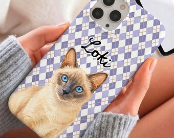 Funda personalizada con retrato de gato siamés, funda para teléfono a cuadros morados con diseño de diamantes, regalo estético y adorable.