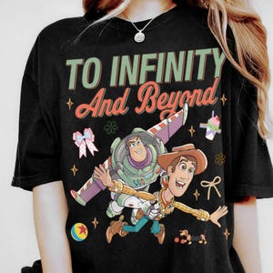 To Infinity and Beyond Buzz Lightyear Woody Comfort Color Shirt, Disney Pixar Toy Story Buzz Lightyear Tee, Family Vaction Trip 2026 bild 7