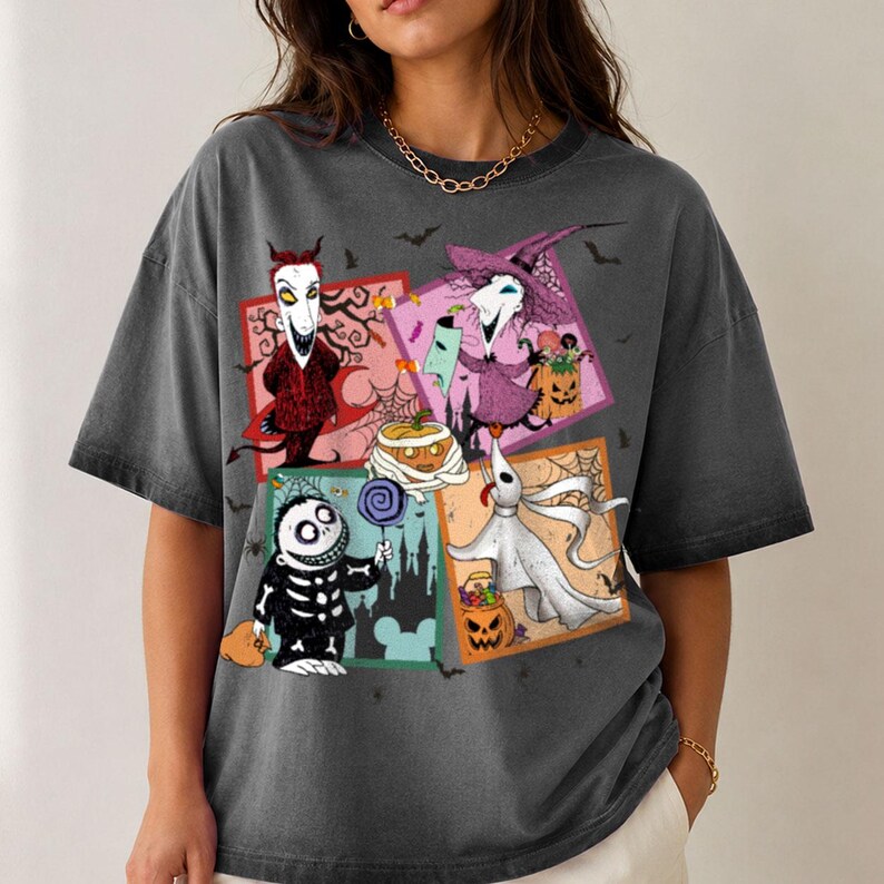 Może przedstawiać: Ciemnoszary t-shirt z kr&oacute;tkim rękawem z nadrukiem graficznym składającym się z czterech kwadratowych paneli. Panele przedstawiają postacie z kresk&oacute;wek, w tym czerwonego diabła, fioletową czarownicę, szkielet z lizakiem i białego ducha psa.