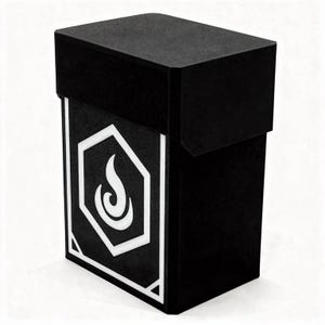 Può includere: Una scatola nera per riporre carte con un design geometrico bianco con un simbolo di fiamma. La scatola è rettangolare con un coperchio incernierato. Il simbolo della fiamma è all'interno di un esagono bianco con un bordo bianco.