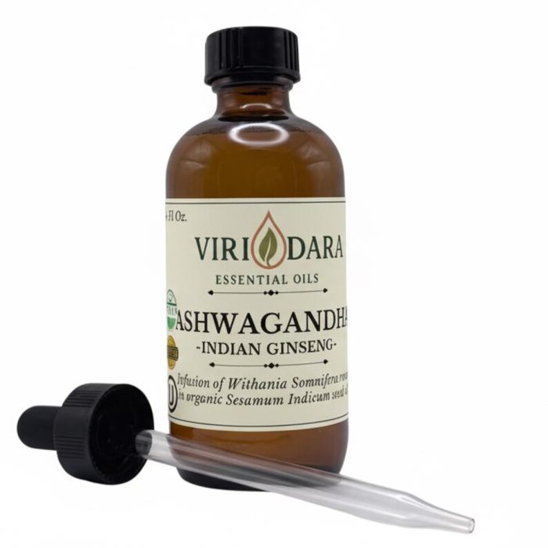 K&ouml;nnte beinhalten: Eine braune Glasflasche mit &auml;therischem &Ouml;l, schwarzem Verschluss und Pipette. Auf dem Etikett steht "Viri Dara Essential Oils Ashwagandha - Indian Ginseng". Die Pipette ist klar und nach links unten geneigt.