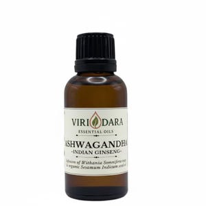 K&ouml;nnte beinhalten: Eine braune Glasflasche mit &auml;therischem &Ouml;l und schwarzem Verschluss. Das Etikett tr&auml;gt die Aufschrift "VIRI DARA ESSENTIAL OILS ASHWAGANDHA -INDIAN GINSENG-". Die Flasche enth&auml;lt eine klare Fl&uuml;ssigkeit und steht vor wei&szlig;em Hintergrund.